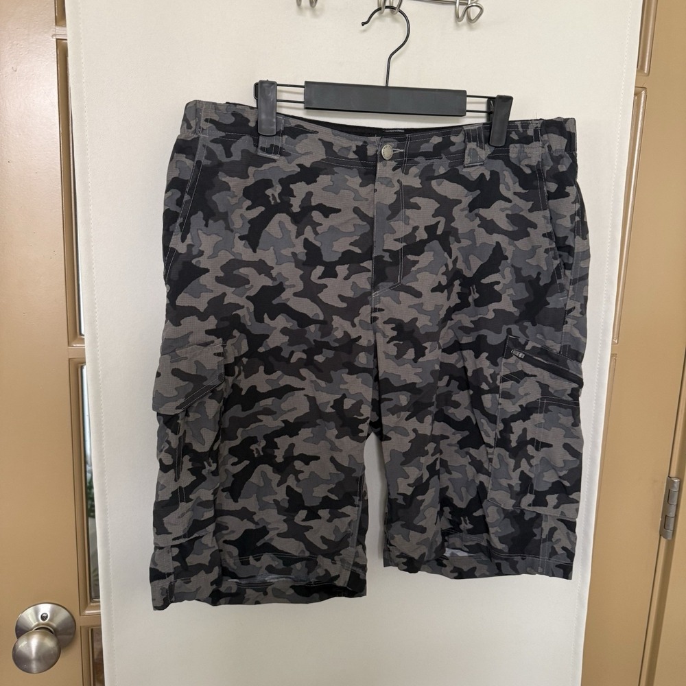 Columbia Men's 36 Black Grey Camo Cargo Shorts Outdoors Hiking